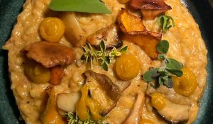 Riso Carnaroli con funghi porcini, finferli e crema di zucca - ricetta chef Ivan Cosentino - Poggio dei Gorleri - Diano Marina