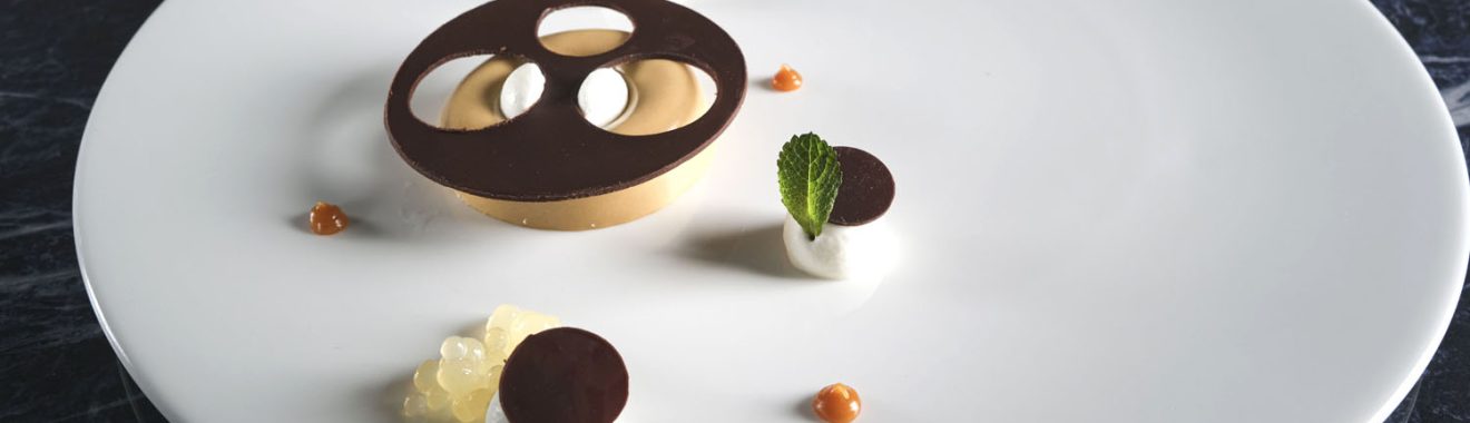 Bavarese al gianduia, mousse di yogurt, sfere di limone e gocce di mou – ricetta pastry chef Lorenzo Pisapia - Officina dei sapori – Gubbio